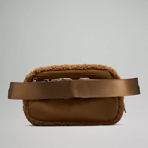 🤎NWT OG🤎Lululemon Everywhere Fleece Sherpa Belt Bag in Burnt Caramel - Picture 7 of 10